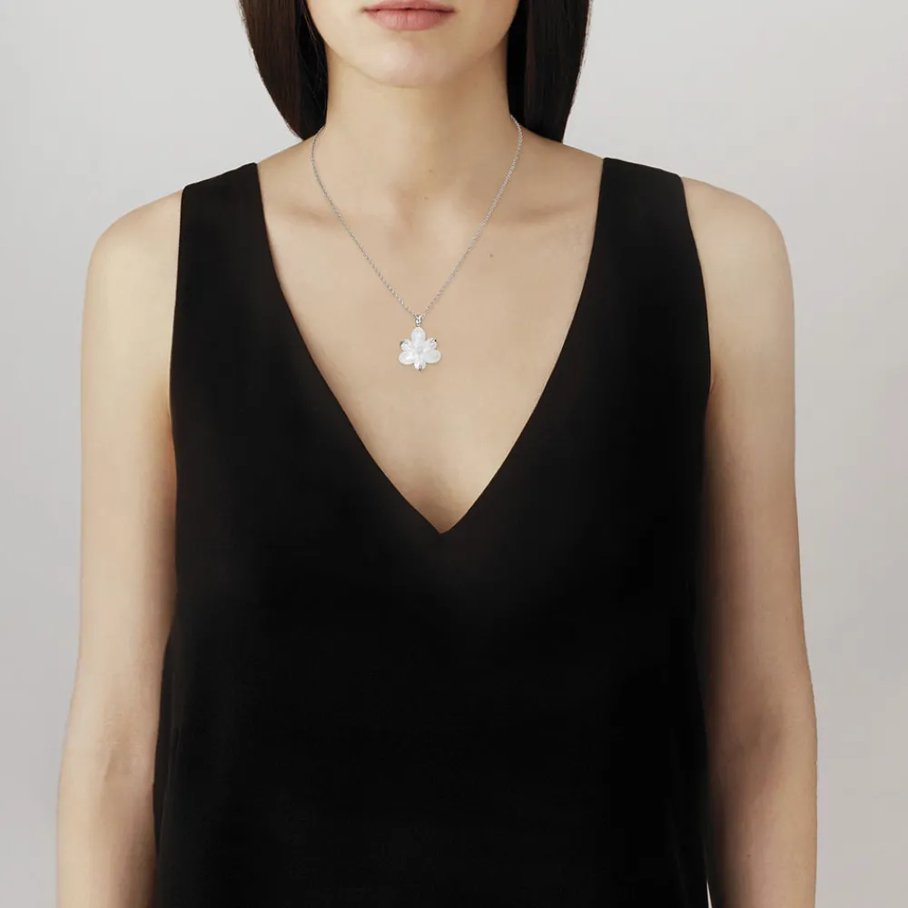 Hot Fleur de Neige Pendant Pendants